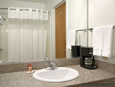 Super 8 By Wyndham Wine Country Hotel