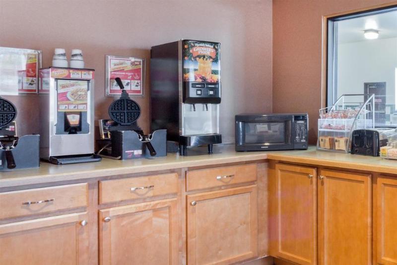Super 8 By Wyndham Wine Country Hotel