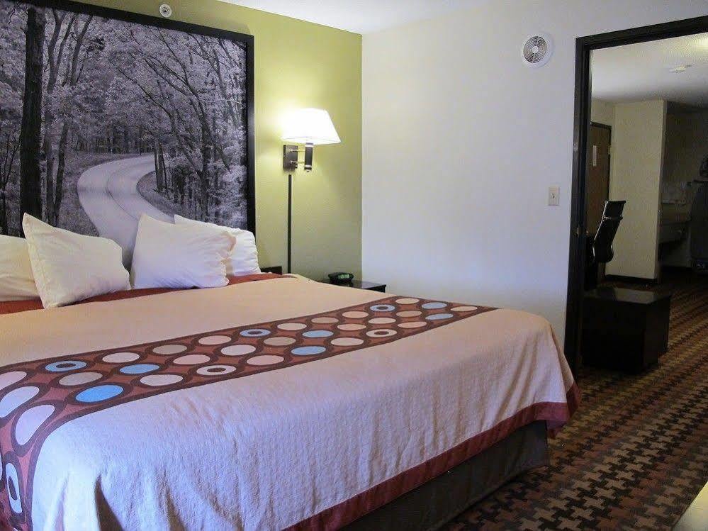 Super 8 By Wyndham Wine Country Hotel